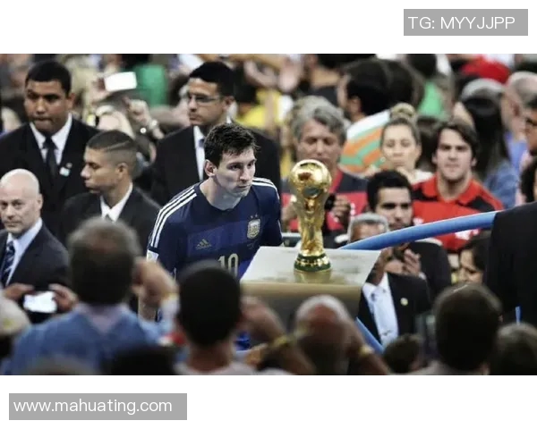 全球足球传奇球星大集合：从梅西到C罗，他们的辉煌成就与精彩瞬间